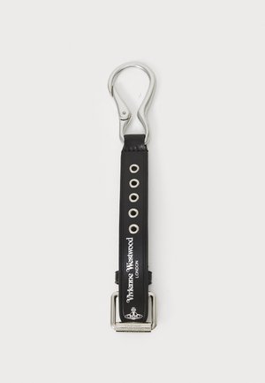 Breloc din piele neagră cu curea, prezentând un carabinier din metal argintiu, gromete vizibile și text cu logo imprimate pe curea.