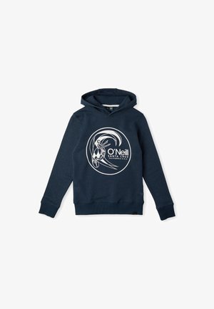 Granatowa bluza z kapturem wykonana z miękkiego materiału, z białym okrągłym logo przedstawiającym surfera. Mankiety i dół bluzy wykończone prążkowanym ściągaczem. Prosty, codzienny styl.