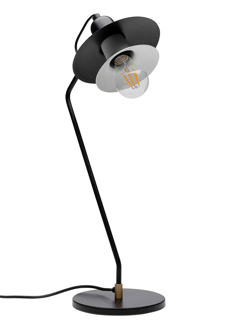 Lámpara de escritorio de metal negro con una base circular, un brazo delgado y una pantalla ancha y plana. Se puede ver una bombilla clara con detalles del filamento.