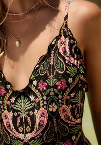 Next REGULAR FIT - PLUNGE TUMMY CONTROL - Maudymosi kostiumėlis - black pink paisley