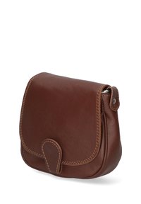 Borsa a spalla in pelle marrone con chiusura a pattina, design curvo, cuciture a contrasto e un piccolo bottone decorativo sul davanti.
