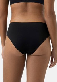 Parte inferiore di bikini nera con un design a taglio alto, realizzata in tessuto morbido. Caratterizzata da cuciture minime e una vita senza cuciture per il massimo comfort.
