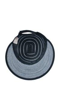 Apvalus juodas ir pilkas austas skrybėlė su plačiu kraštu, turintis koncentriškus apvalius ornamentus ir viršuje esančią rankeną patogiam nešimui.