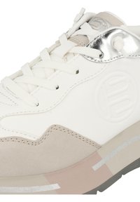 Weiße Ledersneaker mit Wildlederelementen, silbernen Beschlägen und strukturierten Details. Verfügt über eine Schnürung und ein dezentes Logo an der Seite.