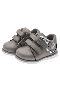 Scarpe per bambini grigio metallico con due strap in Velcro, punta rotonda, suola in gomma bianca e decorazione floreale sul lato.