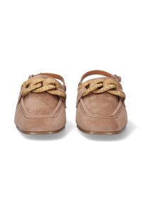 Zapatos de ante color topo con punta redondeada, que presentan un diseño trenzado en dorado en la parte delantera y una correa al tobillo para un ajuste seguro.