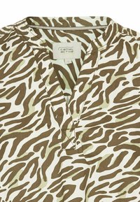 Korte mouwen shirt van lichtgewicht stof met een bruin en groen abstract dierenprint, met een V-hals en gestikte details.