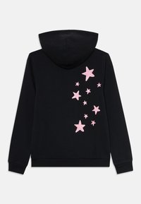 Juodas džemperis su gobtuvu ir rožinių blizgučių žvaigždžių raštu ant nugaros, išdėstytu atsitiktine tvarka.