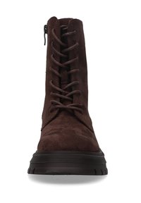 Braune Wildleder-Schnürstiefel mit strukturiertem Obermaterial und einer stabilen schwarzen Gummisohle. Mit einem seitlichen Reißverschluss für ein einfaches An- und Ausziehen.