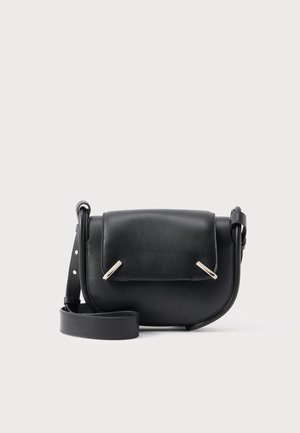 Borsa a tracolla in pelle nera con chiusura a pattina fissata da due barre metalliche argentate inclinate, dotata di tracolla regolabile con fori.