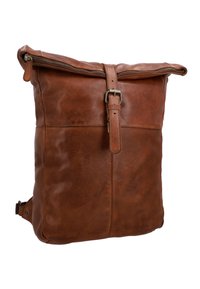 Zaino in pelle marrone con finitura texture, chiusura a zip superiore e una fascia decorativa con fibbia sul davanti. Ha una forma rettangolare.