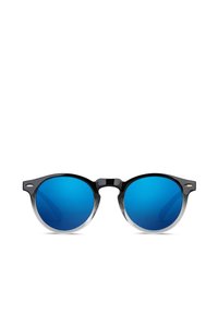 Occhiali da sole rotondi con una montatura nera lucida e lenti a specchio blu. Presentano un bordo inferiore trasparente e sottili accenti metallici.