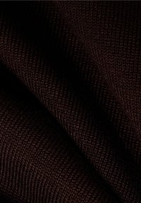 Mörkbrunt stickat tyg med ett texturerat mönster, som har en tät väv och en slät yta. Synliga garn detaljer framhäver mjukheten.