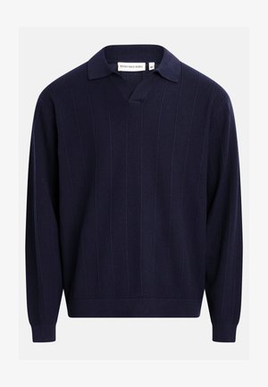 Marineblauwe gebreide trui met lange mouwen en subtiele verticale strepen, geribbelde manchetten en zoom, en een kraag met V-halsopening.