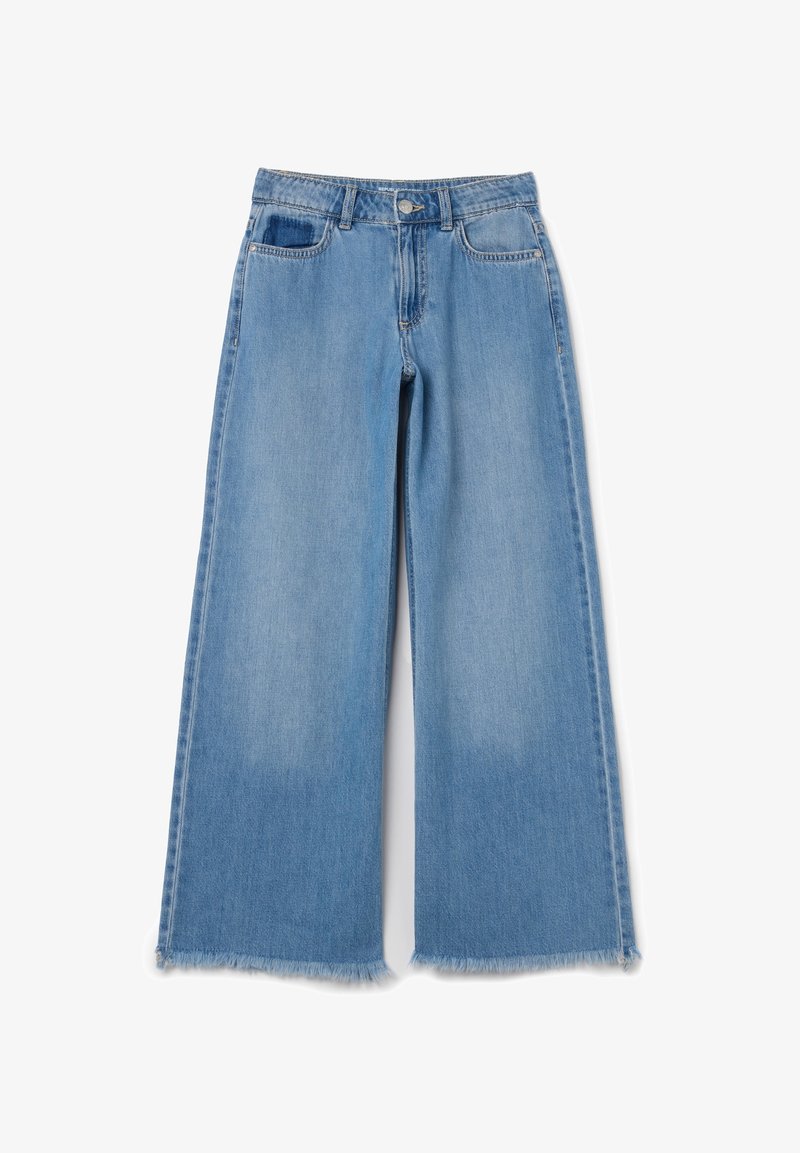 Jean large bleu clair avec un ourlet brut, cinq poches et une fermeture à un bouton. Fabriqué en denim avec une texture douce.