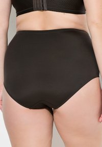 Intimo senza cuciture nero a vita alta realizzato in tessuto liscio e elastico. Presenta un design semplice senza cuciture o motivi visibili.