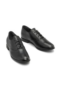 Chaussures habillées en cuir noir avec un bout pointu, un design à lacets et un petit talon discret. Texture lisse et détails de couture minimaux.