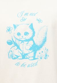 Μπλε σκίτσο ενός χνουδωτού γατακιού που κρατάει ένα λουλούδι, περιτριγυρισμένο από πεταλούδες και γρασίδι, με το κείμενο «Δεν είμαι για χρήση» πάνω και κάτω.