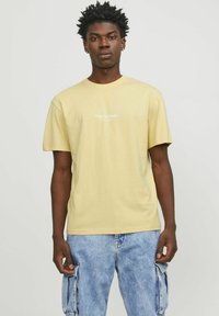Jack & Jones JORVESTERBRO CREW NECK - Trükipildiga T-särk - italian straw