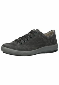 Sneaker scamosciato grigio scuro con punta rotonda, lacci neri e suola in gomma testurizzata. Presenta cuciture a contrasto e una fodera in tessuto traspirante.