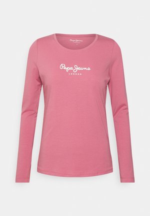 Różowa koszulka z długim rękawem i okrągłym dekoltem, z białym logo "Pepe Jeans London" umieszczonym na środku na wysokości klatki piersiowej, prezentowana na jednolitym tle.