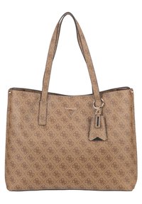 Sac fourre-tout marron clair avec un motif répétitif de logos marron foncé, deux anses, une plaque triangulaire dorée avec logo, et une étiquette suspendue assortie.