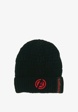Berretto di lana nera con il logo rosso degli Avengers ricamato sul risvolto e il testo "Avengers" su un'etichetta nera.