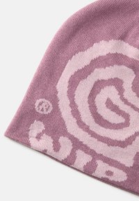 Kootud beanie helesinisest lillast värvist, millel on tumedama varjundiga keerispattern, sisaldab logode detaili. Pehme tekstuur, ümar ülaosa ja mugav istuvus.
