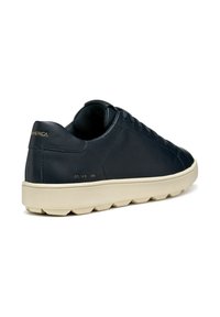 Sneaker in pelle blu navy con suola in gomma crema, punta rotonda, lacci piatti e branding dorato. Texture liscia con dettagli di cucitura sottili.