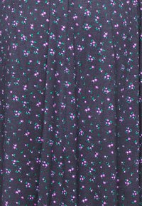 Tecido cinza escuro com um padrão floral apresentando flores roxas e folhas verdes, textura suave, material leve.