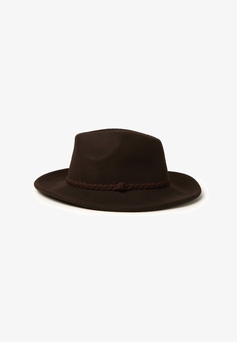 Cappello di feltro marrone con una larga tesa e dettagli di una fascia intrecciata, che mostra una texture liscia e un design minimalista.