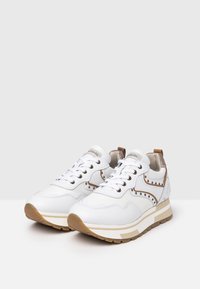 Weiße Sneaker mit einem strukturierten Mesh- und Leder-Obermaterial, braunen Akzenten und einer geschichteten Sohle. Verfügt über dekorative Nieten an den Seiten.
