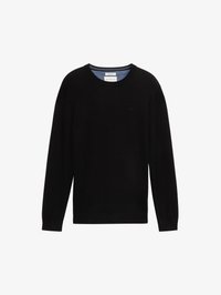 Suéter negro de cuello redondo y manga larga con puños y dobladillo acanalados, pequeño logotipo sutil en el lado izquierdo del pecho y detalle azul en el interior del cuello.