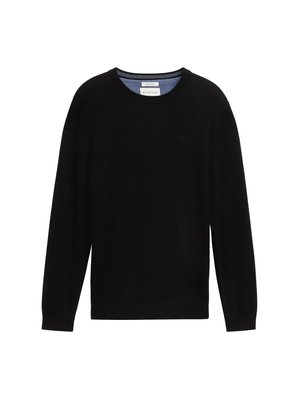 Črn pulover s crewneck iz dolgimi rokavi, z rebrastimi manšetami in pasom, majhnim subtilnim logotipom na levem prsnem delu ter modrim podrobnostmi na notranji liniji vratu.