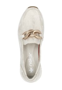 Slip-on skor i ljusbeige mocka med en texturerad yta, prydda med en metallisk guldkedjeaccent fram och en vadderad inredning.