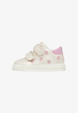 Sneaker con velcro di un brillante dorato metallico con accenti rosa. Presenta un design floreale sui lati e una suola in gomma bianca. Vista laterale.