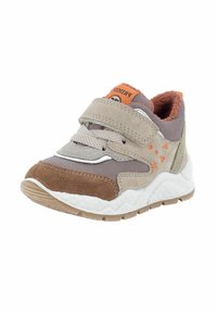 Sneaker per bambino marrone e beige con accenti arancioni, cinturino in velcro, lacci e suola bianca imbottita, fotografata su uno sfondo bianco.