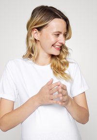 MAMALICIOUS MLEVA - Camiseta básica - optical snow