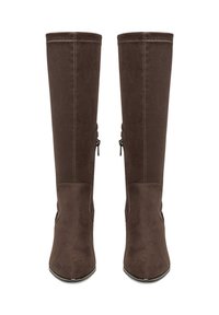 Pruunid seemisnahast põlvikud, sileda disaini, terava varba ja kontrastse õmblusega. Varustatud külgriietustega, mis hõlbustavad jalga panemist.