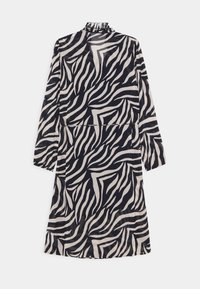 Abito lungo a maniche lunghe bianco e nero con motivo a strisce di zebra, colletto alto e tessuto leggero e liscio.