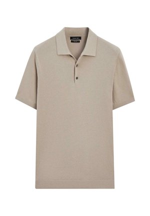 Beige poloshirt met korte mouwen, twee knopen en een kraag, gemaakt van fijngebreide stof, plat gelegd tegen een witte achtergrond.