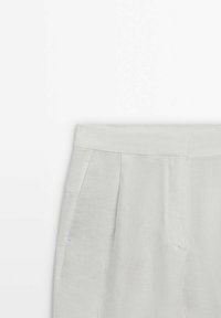 Lichtgrijze linnen broek met een gestructureerde afwerking, voorzien van plooien en zijzakken; elastische tailleband voor extra comfort.