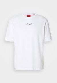 Hvid bomulds t-shirt med rund hals og korte ærmer. Har et lille sort 'Hugo' logo broderet på forsiden. Glat tekstur.