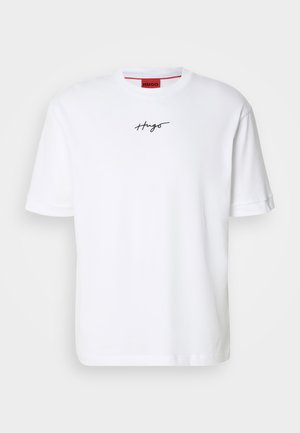 T-shirt en coton blanc avec un col rond et des manches courtes. Présente un petit logo noir "Hugo" brodé à l'avant. Texture lisse.