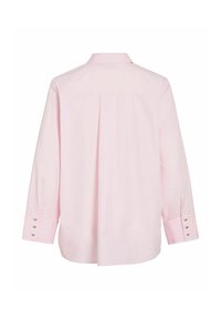 Chemise rose clair à manches longues avec un pli au dos, des poignets boutonnés ornés de trois clous argentés, et un col classique. Tissu en coton lisse.