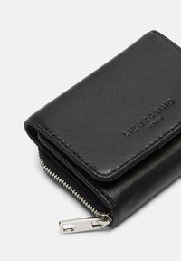 Kompaktowy czarny skórzany portfel z wytłoczonym logo i srebrnym zamkiem, złożony na jasnym tle.