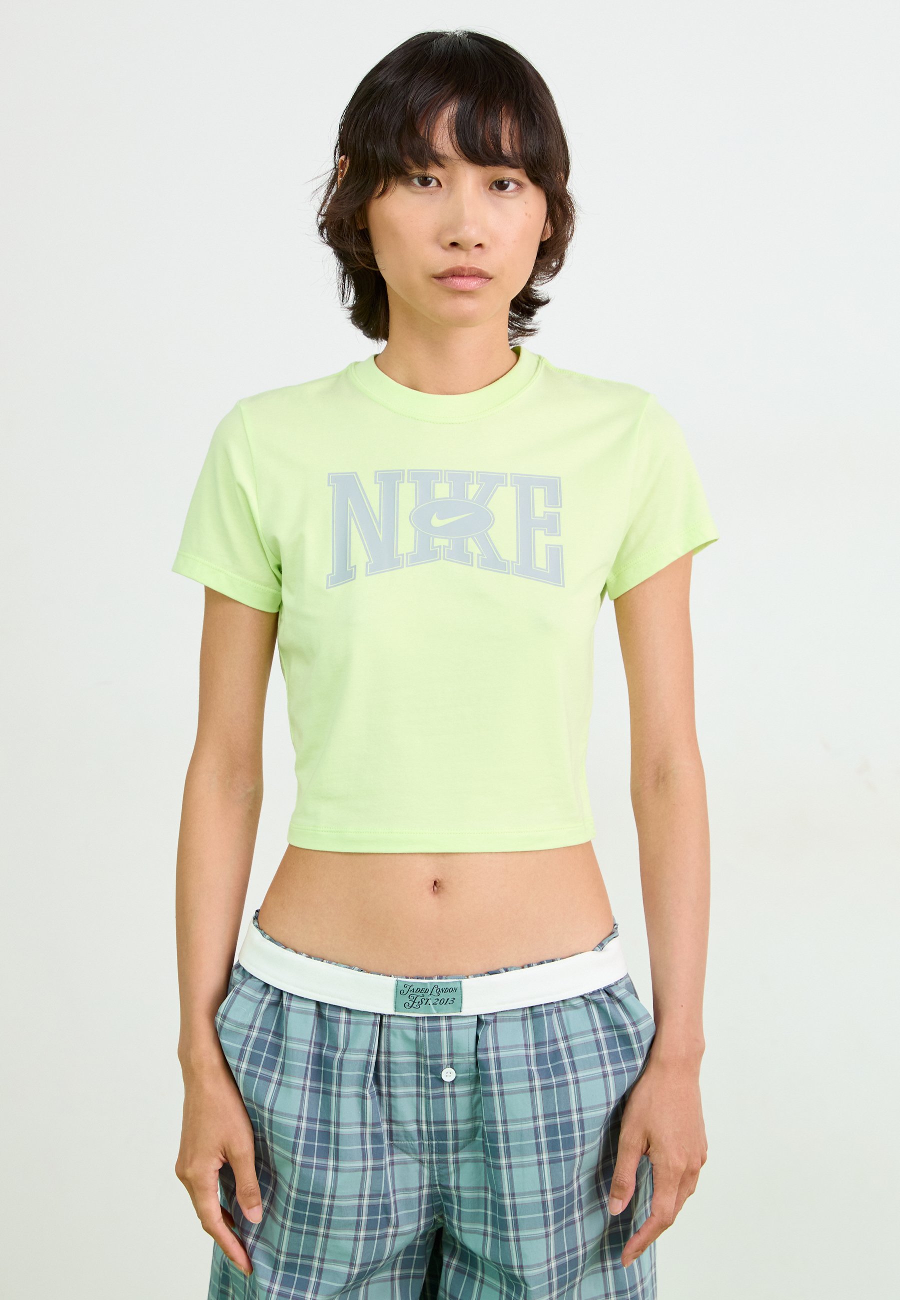 売れ筋商品|||ナイキ Tシャツ レディース トップス SLIM CROP TEE STREET - Print T-shirt - lime Nike Street graphic cropped t-shirt in lime green | ASOS