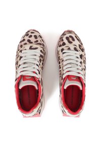 Zapatillas de leopardo con un acabado brillante, cordones blancos, acentos rojos y plantilla acolchada. Presenta una textura suave y un diseño de punta redondeada.