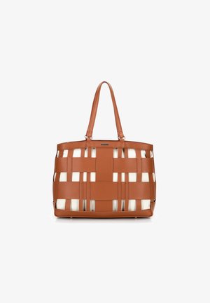 Borsa a tracolla marrone con un motivo intrecciato e pannelli intagliati. Materiale in pelle liscia, doppie maniglie, forma rettangolare e base piatta.