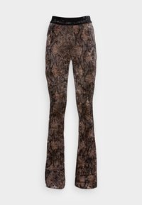 Kellotetut housut ruskealla käärmeennahkakuviolla. Valmistettu pehmeästä, teksturoidusta kankaasta, mustalla samettivyöllä.